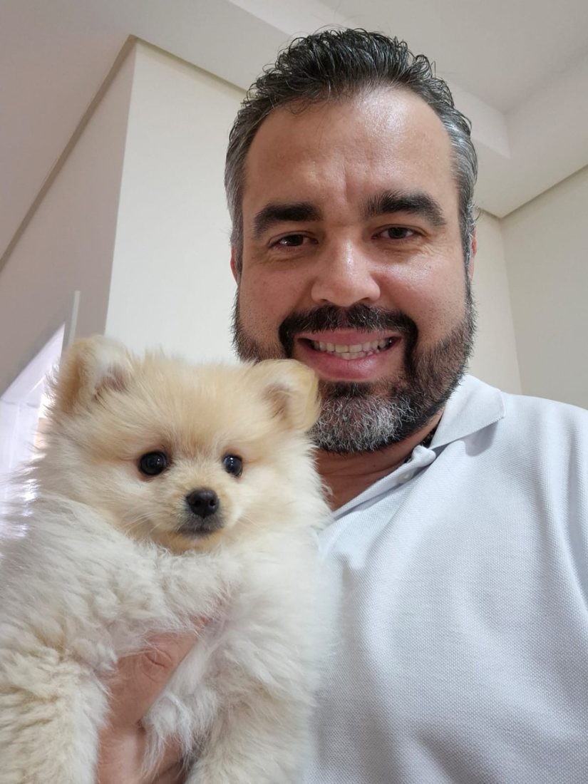 Dr. Pedro com um lulu da pomerânia