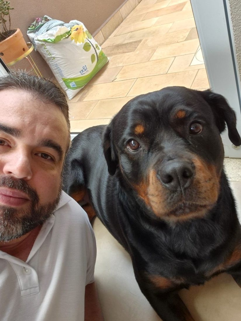 Dr. Pedro com um rottweiler durante atendimento