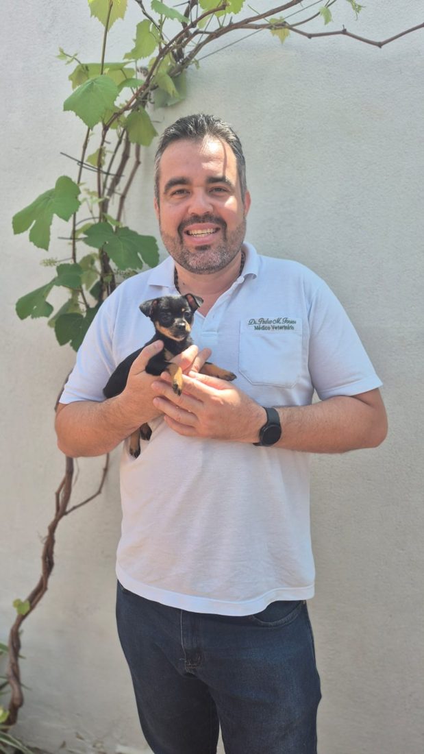 Dr. Pedro segurando um filhote