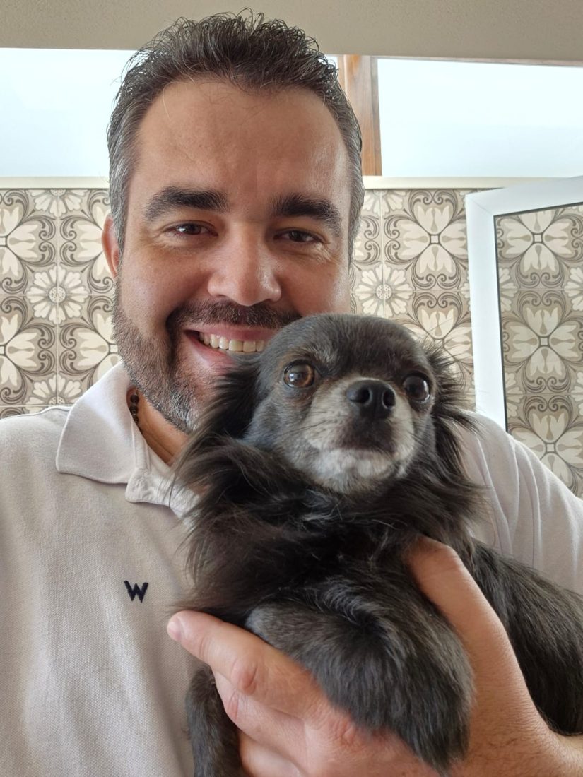 Dr. Pedro com um cachorrinho no colo