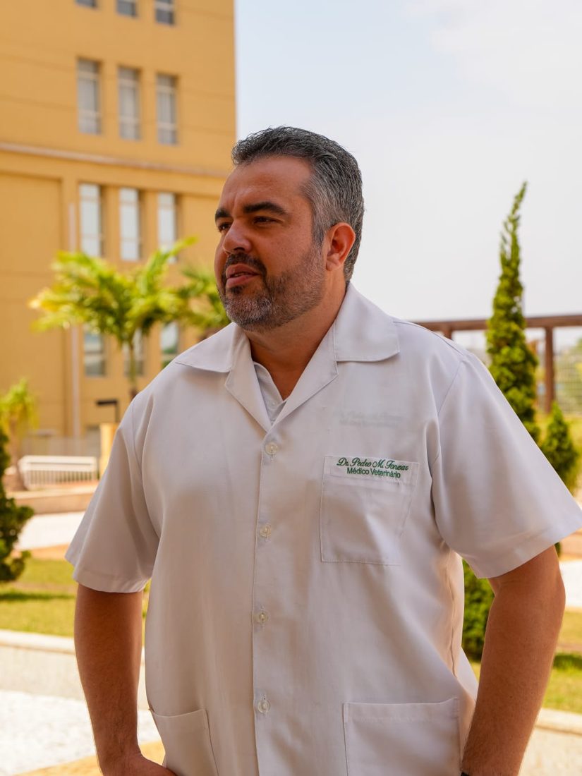 Dr. Pedro Fonzar de jaleco ao ar livre