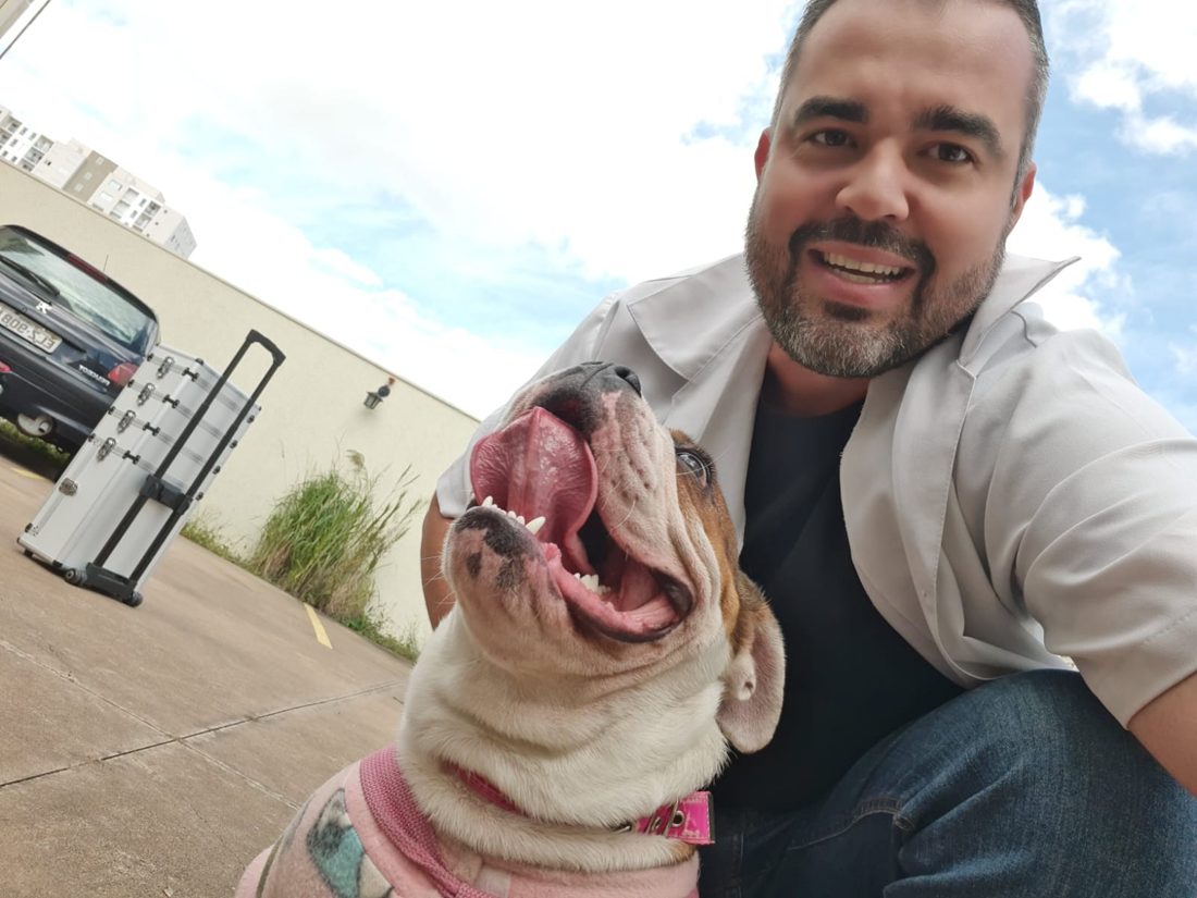 Dr. Pedro com um bulldog