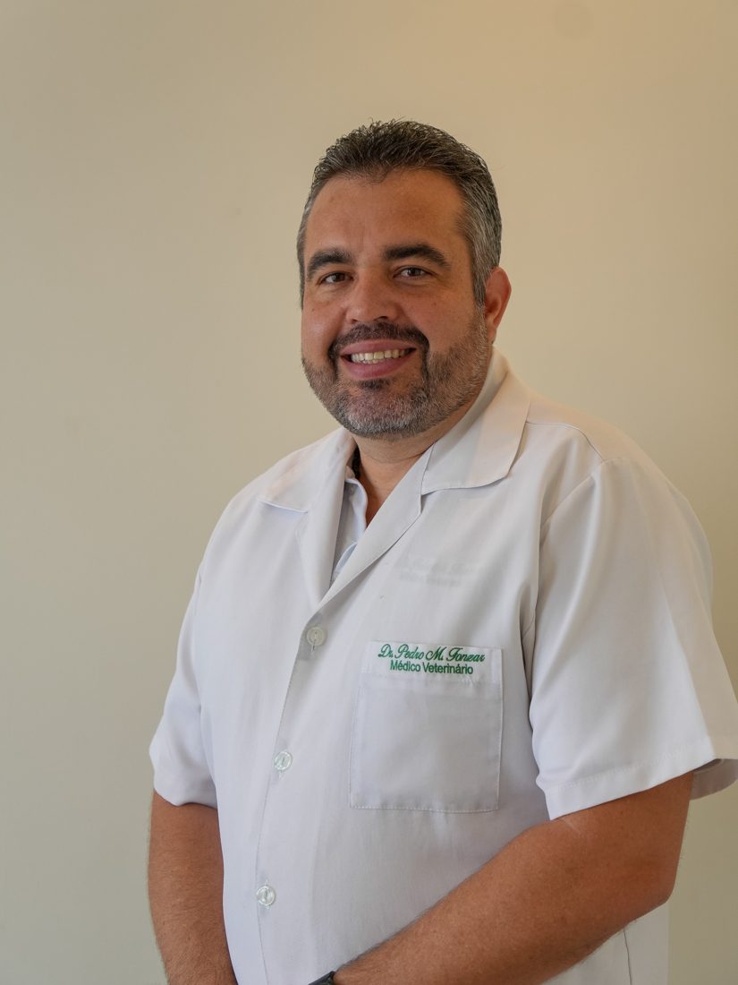 Dr. Pedro Fonzar sorrindo de jaleco